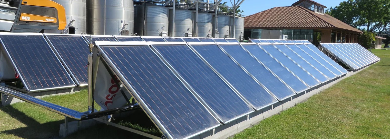 Paneles solares que son parte de la Poligeneración solar en la industria del vino